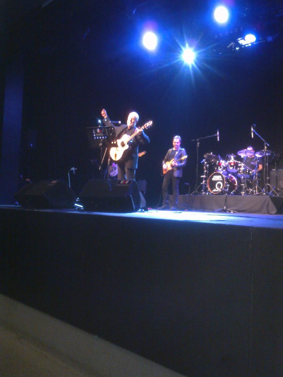 Güle güle usta… #İlhanŞeşen                                   Ben bi' gurbet türküsünde
Akşamın mavi örtüsünde
Öyle durdum bekliyordum
Geçmeyenler köprüsünde