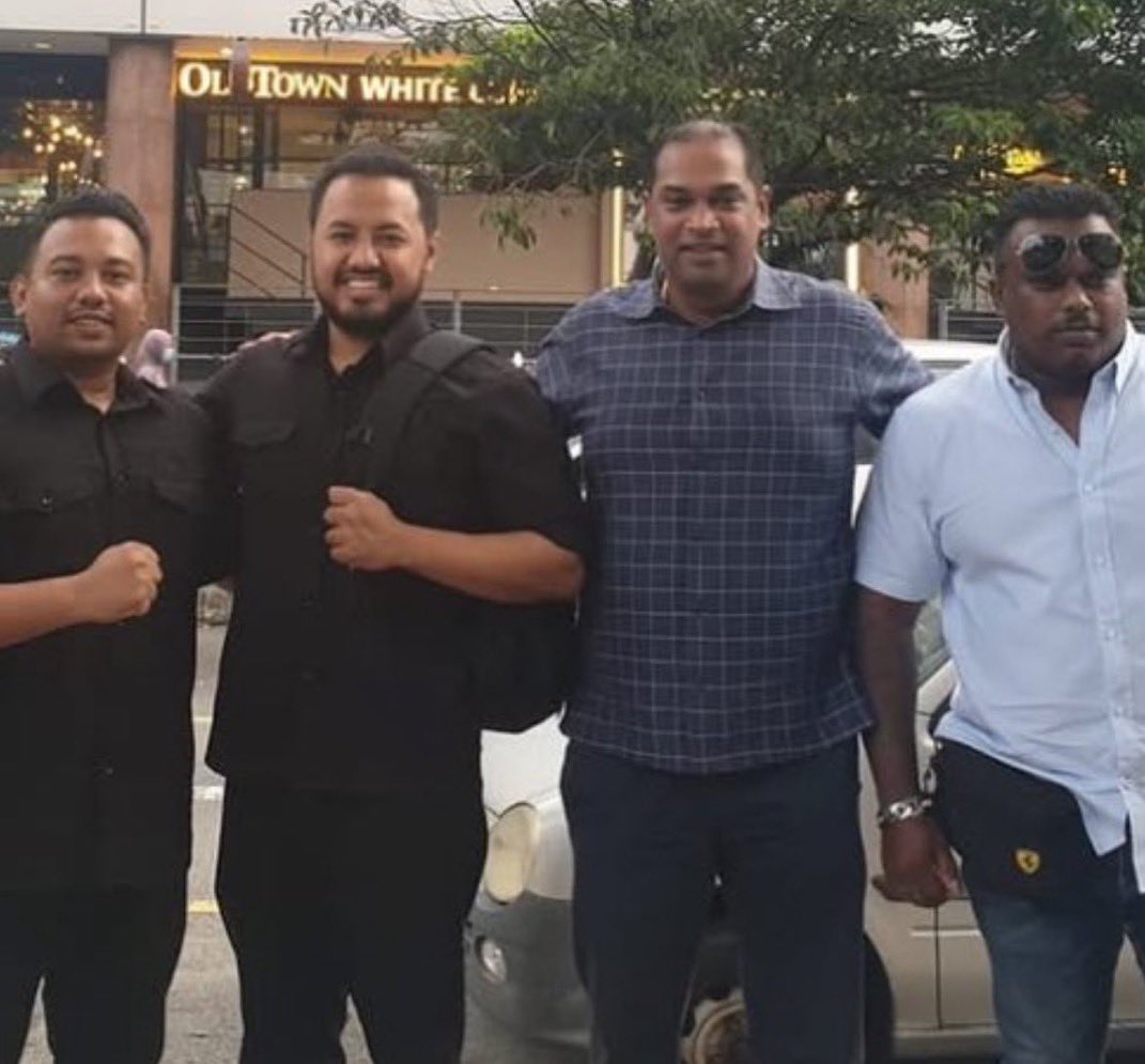 Penyokong rafizi tuduh geng kartel bunuh politik rafizi. Kartel atau Anwar?

Korang tak sedar ke farhash yg katanya ketua kartel tu “tangan ghaib” anwar? 

Korang kata korang lagi bijak dari walaun, cuba jawab soalan ni.

Sambung kat bawah…