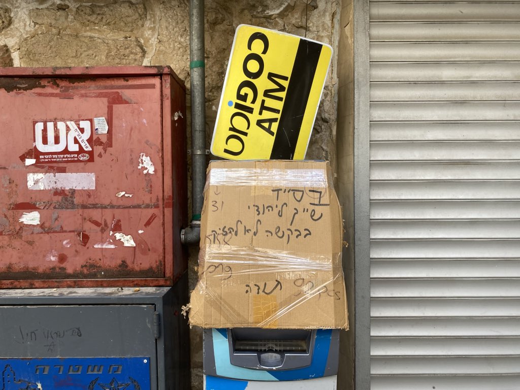 « S’il vous plait n’abîmez pas, ceci est une propriété juive. » Ambiance dans le quartier musulman de la vieille ville de Jérusalem peu avant la #Flagmarch en ce #JerusalemDay. Le quartier a été vidé de ses habitants pour laisser la place au cortège religio-nationaliste