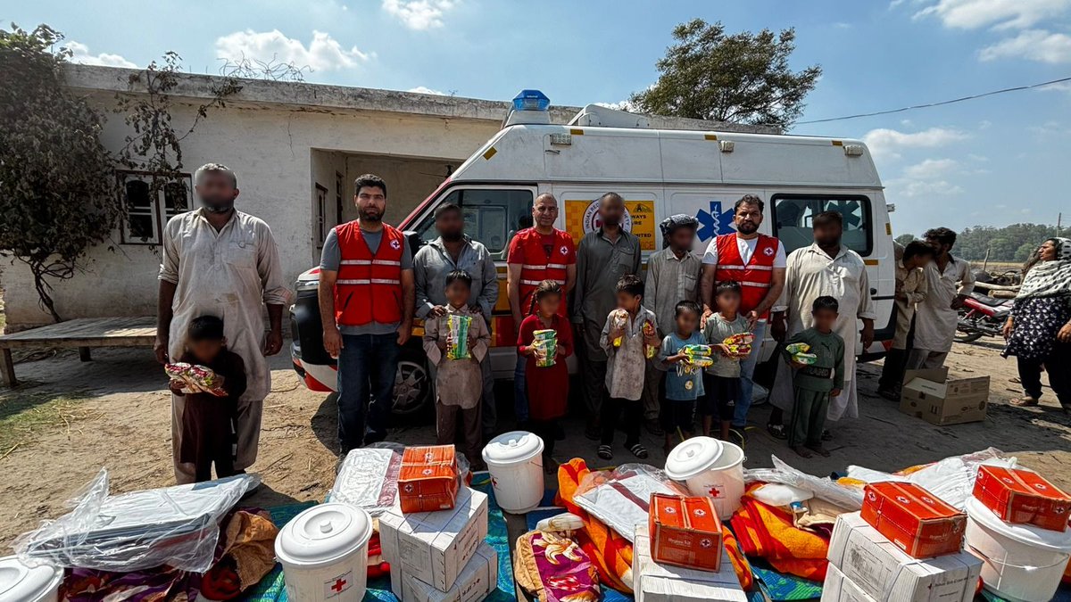 Redcrossjammu's tweet photo. District Red Cross Society has provided immediate relief and support to families affected by a major fire that broke out near Seed Farm, Chinore, village Gole Pattan (Gujjar Basti).

@diprjk https://t.co/3PcPgSL2rE