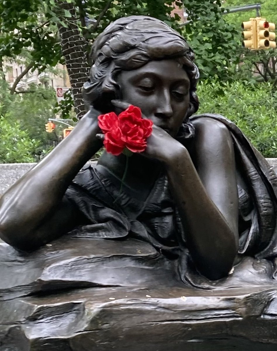 MikeRezendes's tweet image. Straus Park, UWS