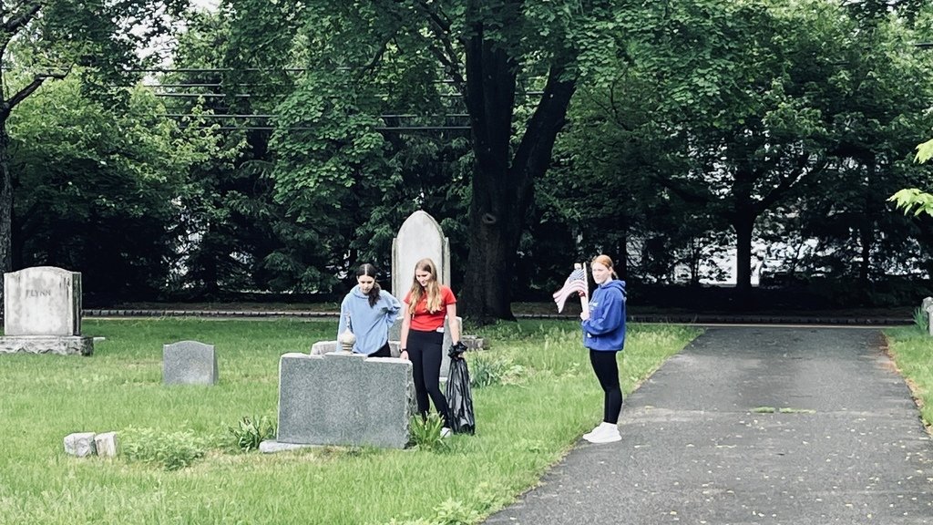 Paws_Pride's tweet photo. Honoring those we have lost. For Memorial Day, #Lazar students helped Montville VFW Post 5481 place flags on veteran's graves. Teachers  Rick Crescente, Nicole Rudge &amp; Michelle Trautmann headed the event. For 19 years Crescente &amp; the VFW have organized  the placing of the flags. https://t.co/Imb1oEfQWV