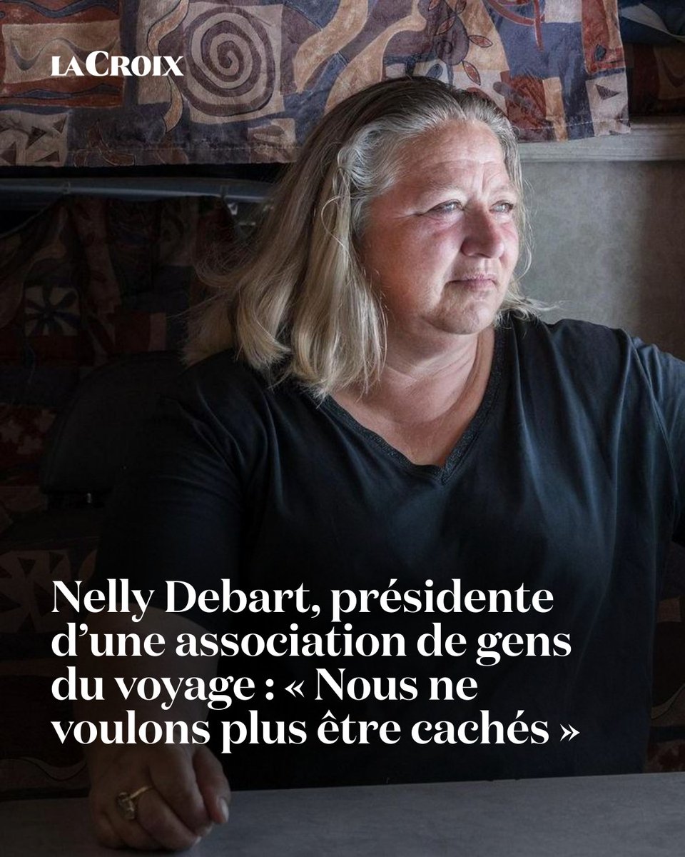 📸 Portrait de Nelly DEBART, présidente de l'ANGVC pour La Croix. 

Elle revient sur l'importance du pèlerinage des Saintes-Maries-de-la-Mer, mais aussi sur les enjeux liés aux droits et à la lutte contre l'antitsiganisme. 

À lire ici 👉 la-croix.com/religion/nelly…