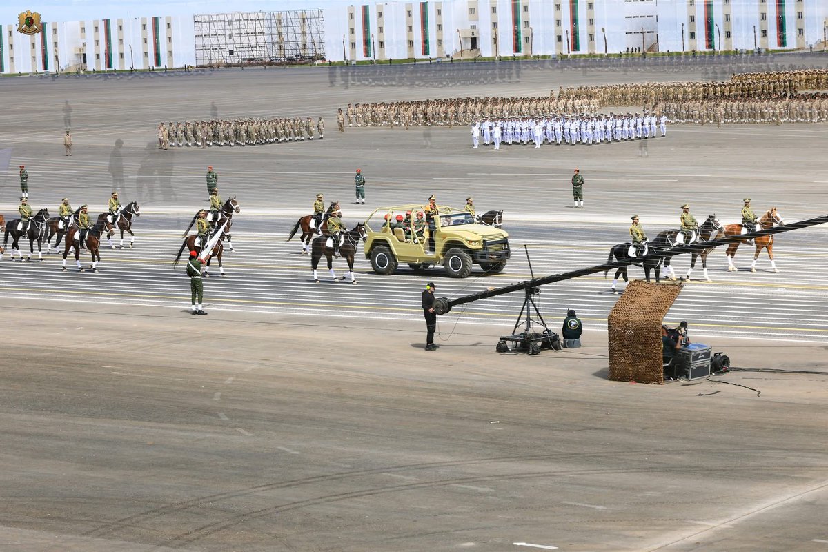 نائِبُ رَئِيسِ الوُزَراءِ يَتَرَأَّسُ وَفْدَ وُزَراءِ الحُكُومَةِ اللِيبِيَّةِ لِحُضُورِ العَرْضِ الكَبِيرِ لِلقُوّاتِ المُسَلَّحَةِ فِي ذِكْرَى ثَوْرَةِ الكَرامَةِ. 

بنغازي - 26-5-2025

تَرَأَّسَ نائِبُ رَئِيسِ الوُزَراءِ السَيِّدُ عَلِي القَطْرانِي وَفْدَ الحُكُومَةِ