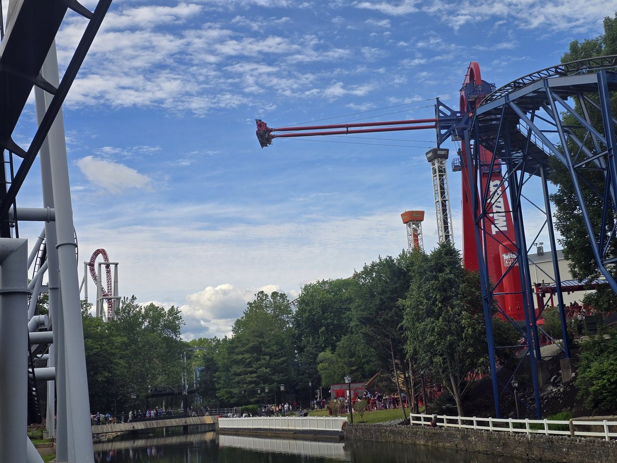 MGMAdventures's tweet photo. We got to ride the new Twizzlers Twisted Gravity yesterday @Hersheypark and its an amazing ride with a great location in the park!!! https://t.co/4jFSoexbmB