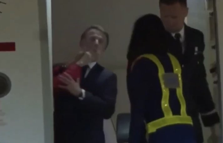 Sympa les moments de complicité de Macron et sa femme.