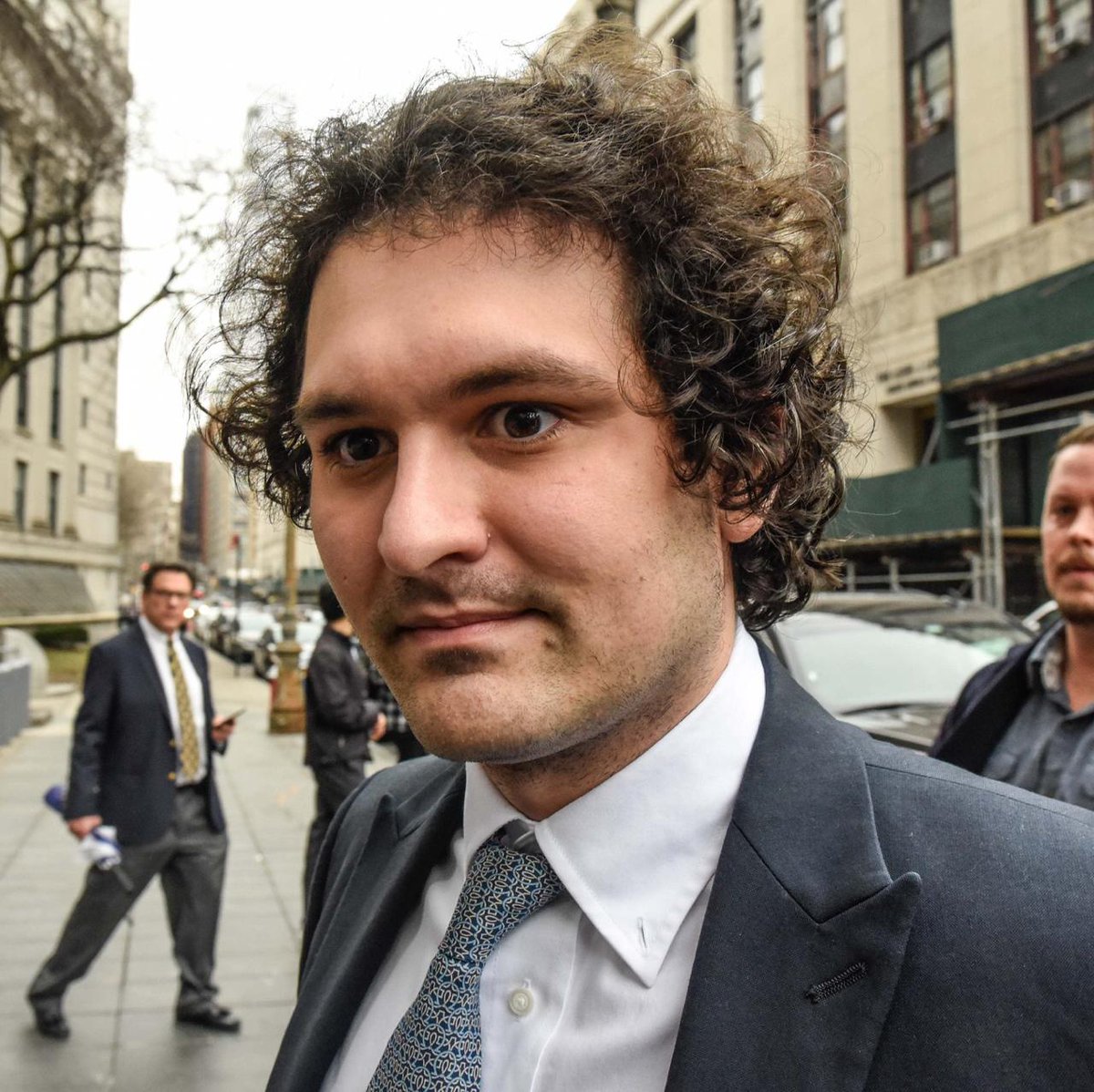 🚨 BREAKING: Sam Bankman-Fried potrebbe vedere ridotto il suo periodo di detenzione per frode crypto di oltre 4 anni grazie a buona condotta, mentre Caroline Ellison sarà rilasciata nel maggio 2026.