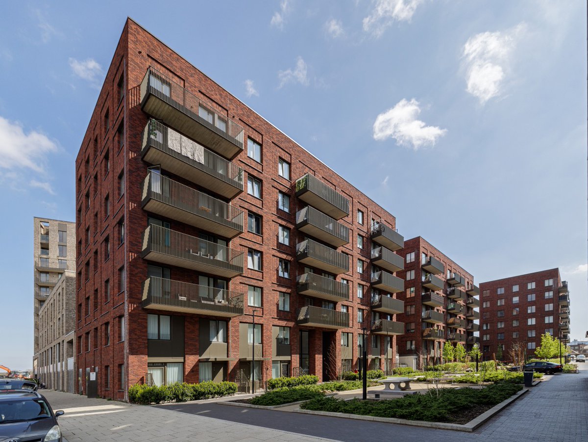 Facing bricks were used across Great Eastern Quays Phase 1 and 2 in London. We worked with the #architects on both phases to select a variety of bricks, creating a cohesive colour palette throughout the masterplan. Explore our range of facing #bricks – bit.ly/3DDa8rb