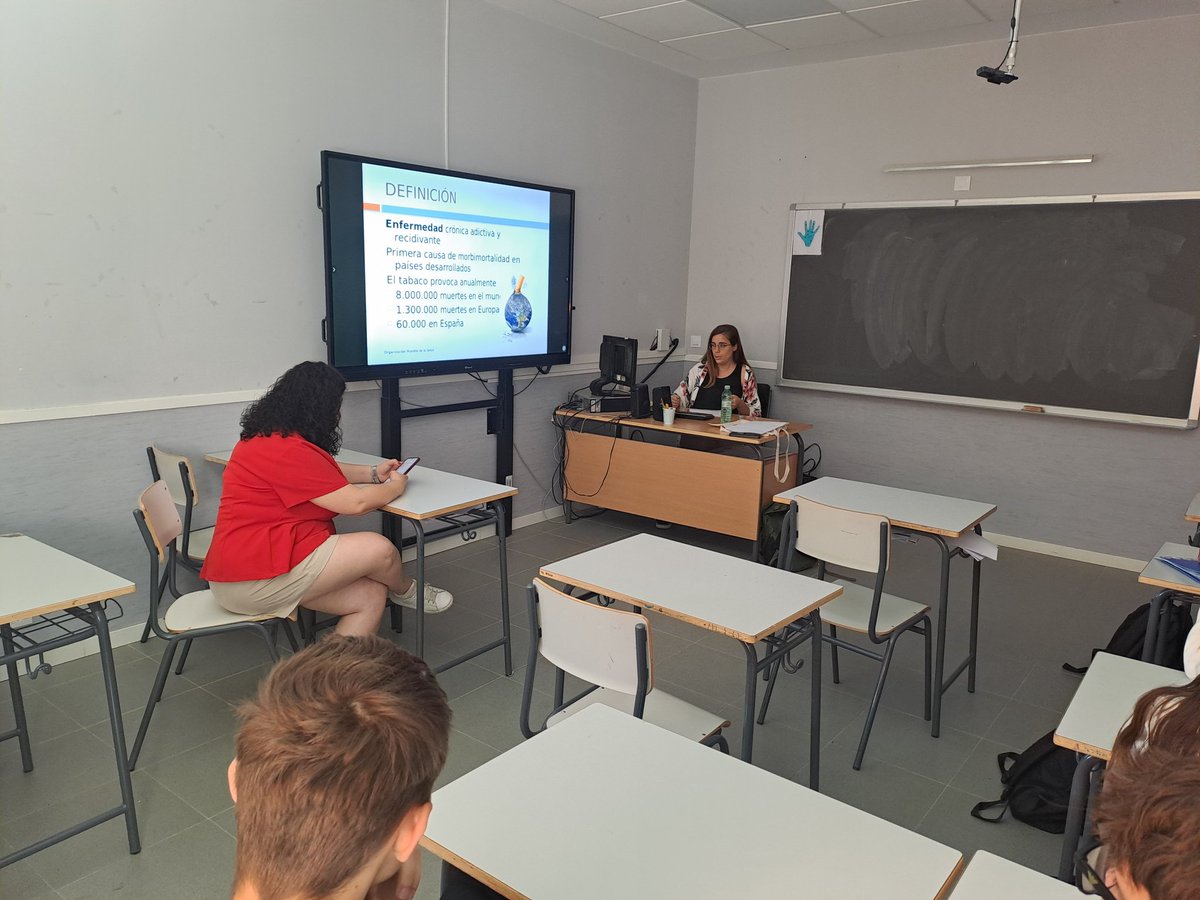 Hoy, en el <a href="/iesneilarmstro1/">IES Neil Armstrong</a> nos han visitado dos profesionales de Neumología desde el <a href="/HUInfantaElena/">Hosp. Infanta Elena</a> de Valdemoro, mil gracias a Iria y Marta por aportar tanto a nuestros alumnos de 3º ESO,  con datos médicos objetivos, estadísticas reales, y por abrir así el debate antitabaco!