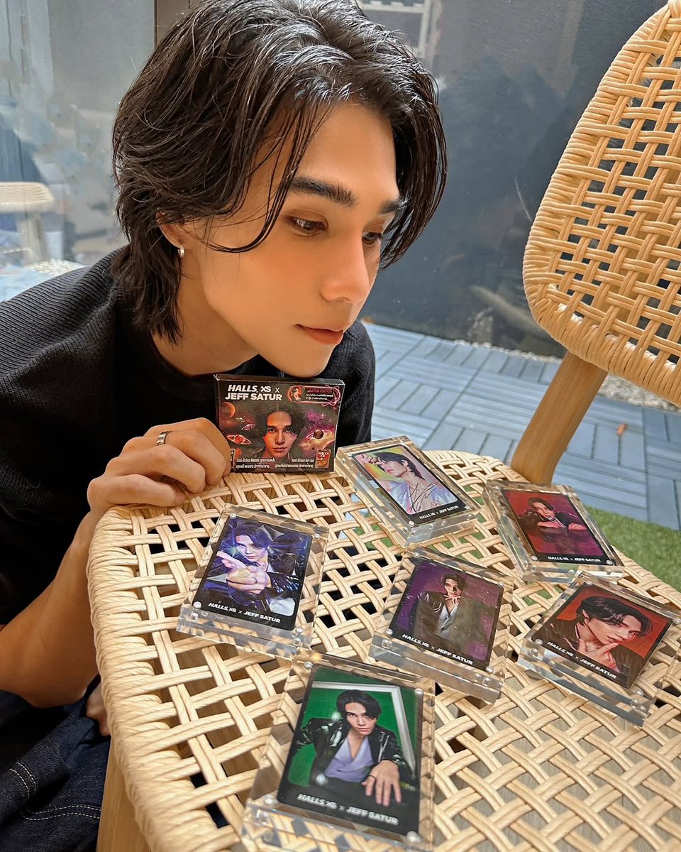 SaturnReporters's tweet photo. Jeff Satur IG post 
26/5/2025

💙สดชื่นไว้แล้วไปต่อ กับ ฮอลล์แพ็คพิเศษ Halls XS x Jeff Satur 🪐Limited Edition! สะสมให้ครบ 6 ลาย ก่อนใคร ฉันกลายเป็นกล่องจุ่ม โคเรๆ
#HallsMintsJeffSatur
#HallsMints
#JeffSatur https://t.co/QSCgFb85TE