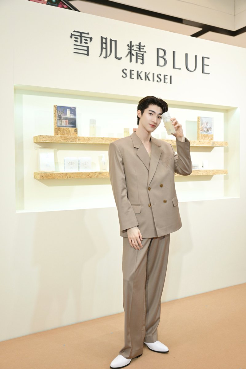 KoseThailand's tweet photo. ผิวโกลว์แบบบลู พงศ์ทิวัตถ์ ต้อง #น้ำตบโสมเซกิเซบลู
คืนความสมดุลผิวเผยผิวโกลว์สุขภาพดีจากภายในสู่ภายนอก 🤎 @bluepongtiwat_
#SekkiseiBlue #น้ำตบโสมเซกิเซบลู
#HolisticBeauty #CleanBeauty
#Kampology #ReturnToOrigins
#KoseThailand #บลูพงศ์ทิวัตถ์ #bluepongtiwat https://t.co/qXw4bnVHmg