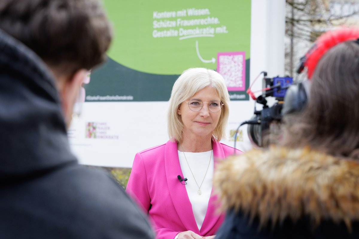 Bayerisches Sozialministerium (@baystmas) on Twitter photo Am Montag hat in #Bayern die Woche der #Ausbildung & #Weiterbildung begonnen. #Arbeitsministerin <a href="/ulischarf/">Ulrike Scharf</a> erklärt dazu: "Unsere Unternehmen haben viel zu bieten und freuen sich auf junge, motivierte Menschen."
Zur Mitteilung:
stmas.bayern.de/aktuelle-meldu… Am Montag hat in #Bayern die Woche der #Ausbildung & #Weiterbildung begonnen. #Arbeitsministerin <a href="/ulischarf/">Ulrike Scharf</a> erklärt dazu: "Unsere Unternehmen haben viel zu bieten und freuen sich auf junge, motivierte Menschen."
Zur Mitteilung:
stmas.bayern.de/aktuelle-meldu…