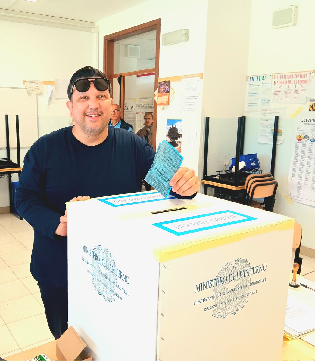 Mi emoziona sempre votare: mi tornano alla mente le attese del mio primo voto. In tanti votavano ventidue anni fa, ora pochi. Si vota fino alle 15. Perché, come ho imparato sin da ragazzo, anche se tu non ti interessi della politica lei si interessa di te #popolodellafamiglia