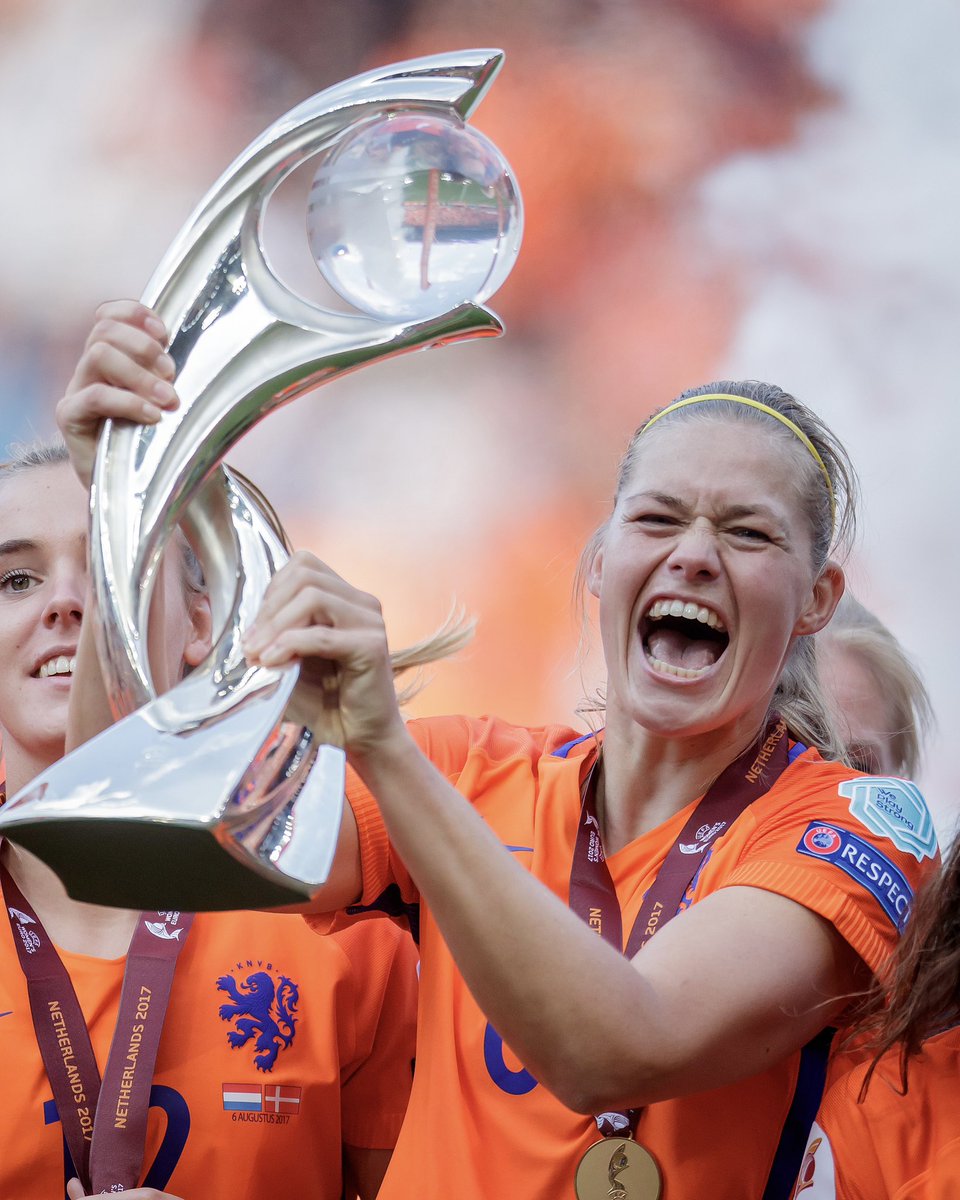 oranjevrouwen's tweet photo. A living legend says goodbye to the game. 🧡

🧢 86 caps
🥇 #WEURO2017
🥈 #FIFAWWC2019

Thank you for all the great memories, Anouk Dekker 👏

#NothingLikeOranje https://t.co/PF1CEE3aie