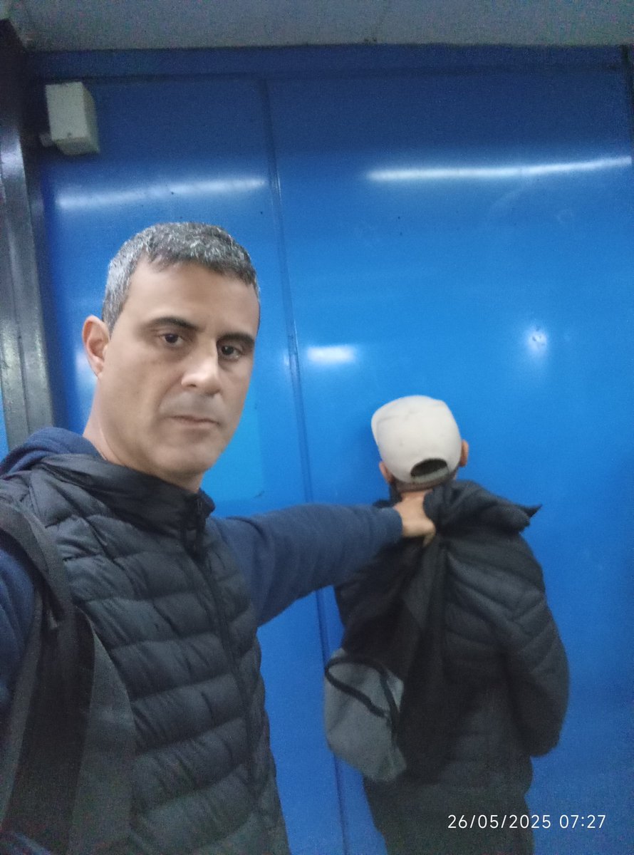 GusDeheza's tweet photo. Sobrevivir en Morón: un acto de resistencia diaria

Salir a trabajar en esta provincia se ha convertido en una proeza. Cada día es una batalla contra la inseguridad, el abandono estatal y la indiferencia de quienes deberían velar por nuestra protección.  

Hoy me tocó a mí.  

Subí al tren, como cualquier otro día, con la única intención de llegar a mi destino. Pero en cuestión de segundos, mi rutina se convirtió en una escena de película. Alguien—uno de tantos que se aprovechan de la impunidad reinante—se adueñó de mi teléfono. Un objeto material, sí, pero esencial en un contexto donde estar incomunicado es un peligro más.  

Por suerte, una vecina de #moron, más atenta que el propio Estado, advirtió lo sucedido. Me alertó, y en ese instante supe que no podía quedarme de brazos cruzados.  

Automáticamente, trabé las puertas del tren. Si nadie nos cuida, nos toca cuidarnos entre nosotros. Exigí que el delincuente me devolviera el celular, porque la resignación no es una opción. Con algunos correctivos bien merecidos, logré recuperar lo que es mío. Luego, exigí la intervención policial.  

Y ahí está el problema. La seguridad no debería depender de la rapidez de reflejos de un ciudadano ni de la solidaridad espontánea de una vecina. Pero en Morón, en esta provincia gobernada con desidia, es lo único que nos queda. ¿Dónde está el intendente? ¿Dónde están las autoridades provinciales? Porque mientras ellos se enredan en discursos vacíos, nosotros seguimos abandonados, librados al azar de los delincuentes.  

No es solo mi historia. Es la historia de una provincia entera, de una ciudad entera, que merece mucho más que la indiferencia de sus gobernantes.  

La denuncia está radicada en la comisaría 3 de Castelar .

Nota aún en desarrollo