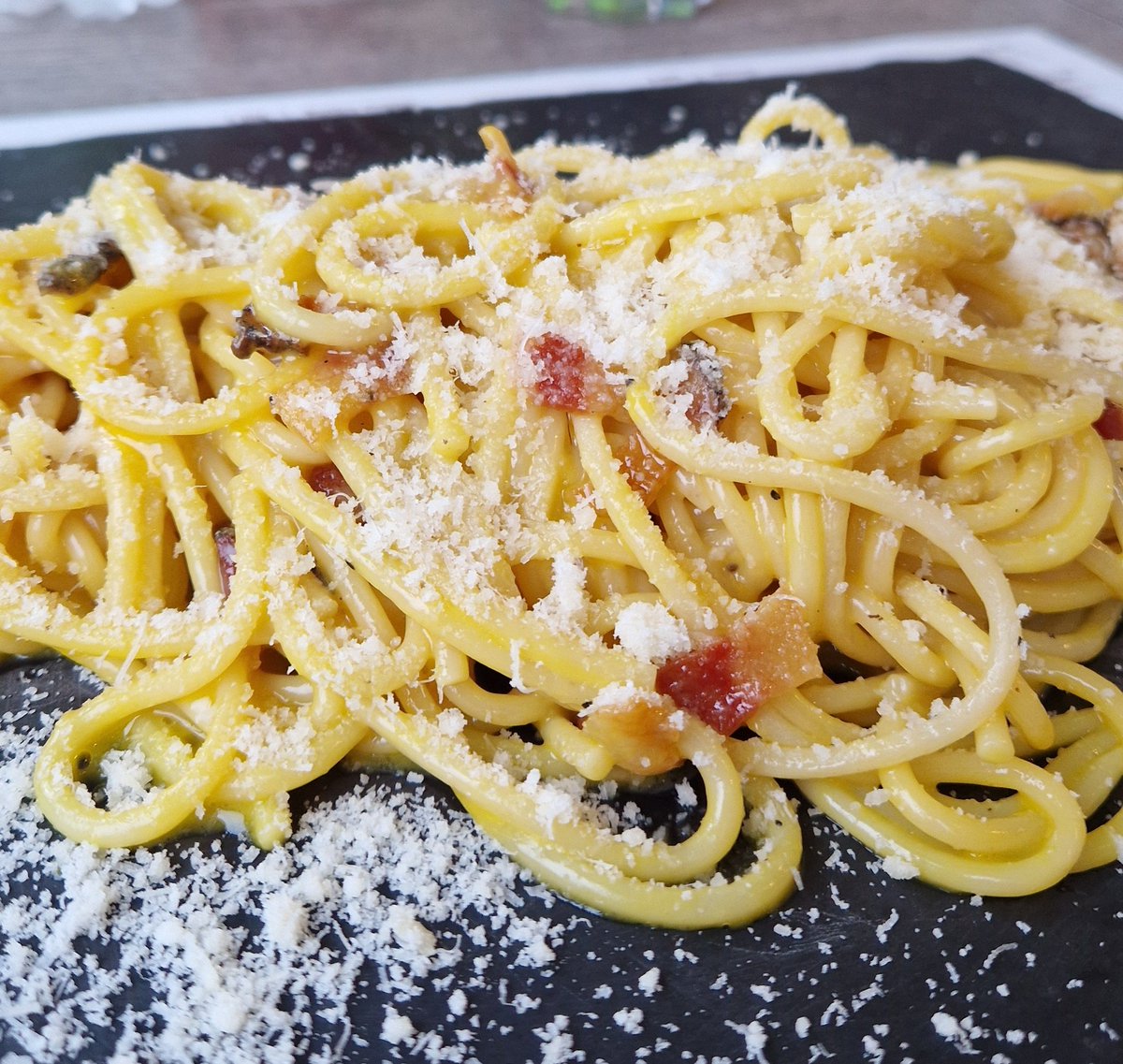 Mittagessen gab es heute bei meinem Lieblingsitaliener. 
Ich genieße, während du unter dem Tisch sitzt und darauf hoffen kannst, dass ich dir ein Stück fallen lasse. 😄😄😄
Die perfekte Rollenverteilung.