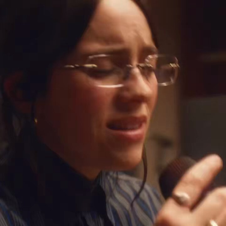 RadarPopz's tweet photo. 🎉 A música "BIRDS OF A FEATHER" da Billie Eilish faz história! É a primeira canção de uma artista feminina a ficar um ano no Top 10 do Spotify Global. Vamos celebrar esse marco incrível! 🙌 #BillieEilish #Top10 #Música #Sucesso https://t.co/U9u8zFBur3