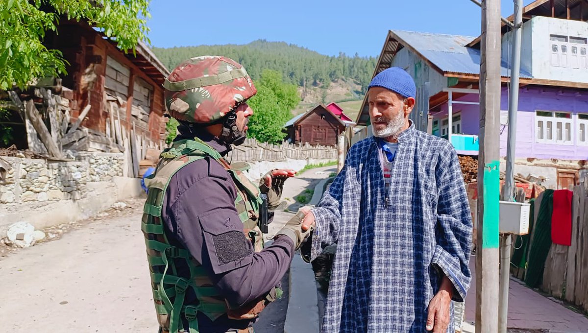 kupwarasentinel's tweet photo. #IndianArmy carried out a #KhairiyatPatrol in the border villages of #Dassi & #Bagtore near the LC. Engaging with villagers, the patrol listened to local concerns, assessed well-being, and reinforced trust. A step towards peace & security in border areas. https://t.co/nuYoAqrtt9