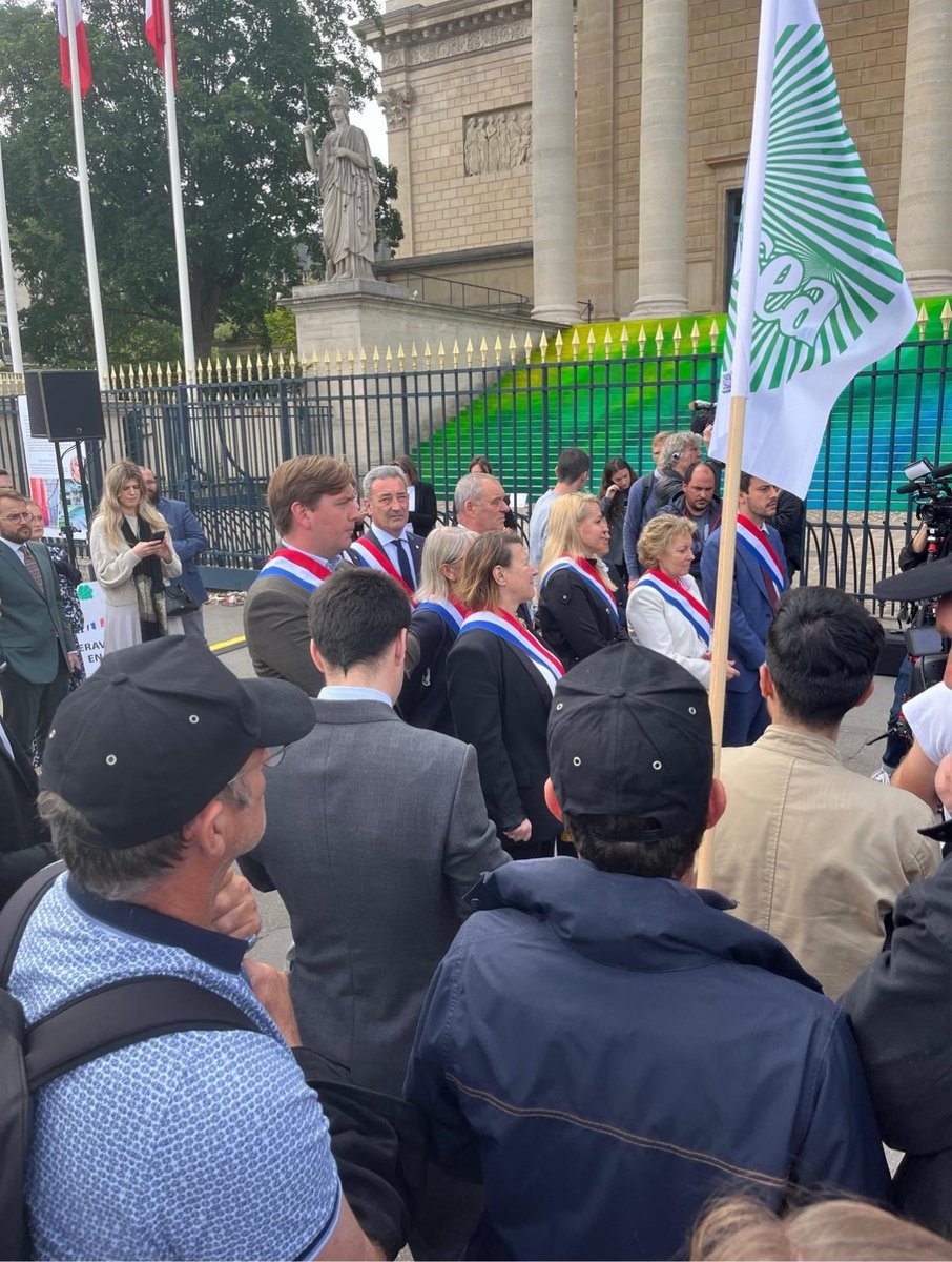 usaa_02's tweet photo. 🚨 [Lois Contraintes]

🚜 Nos agriculteurs sont arrivés devant l’Assemblée nationale !

Ils sont prêts à se mobiliser pour défendre la #PPLentraves et exiger une loi à la hauteur des attentes de nos agriculteurs. 🌾

👨‍🌾✊Nous n'attendrons plus. Place aux actes ! https://t.co/kA1FQUHIvB