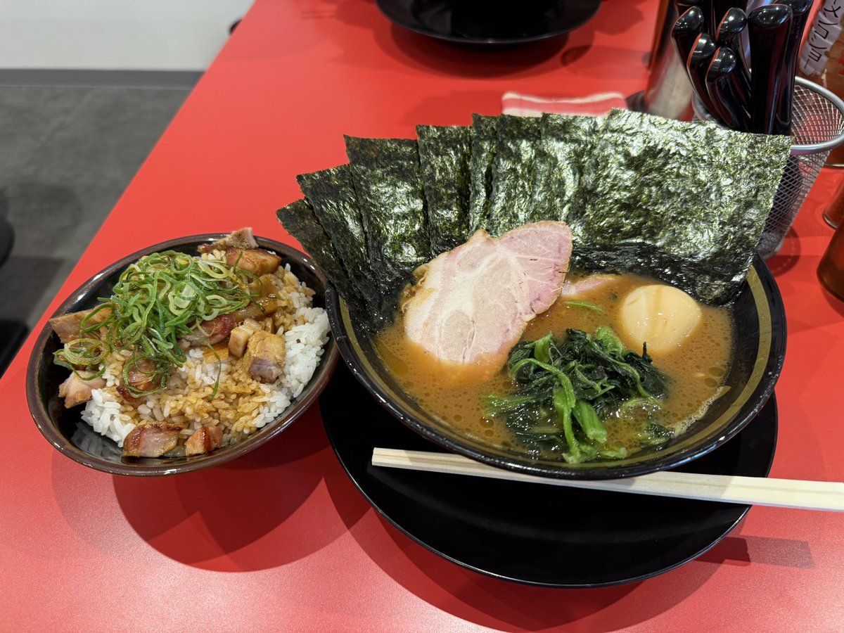 AKIRAZIOHM1's tweet photo. 麺活17杯目
平塚のとらきち家さんへ
将吾さんの接客凄い気持ちいい〜ファンになった🥰
とらきちラーメン並
柔らかめ　味:油は普通
チャーシュー丼、量エグ😍
ラーメンは言うまでもなく美味しい😋
次回はコンディション整えて行きます🫡
#家系ラーメン #とらきち家 #将吾ラブ 
@torakichiya1 https://t.co/bqDcbBrD8z