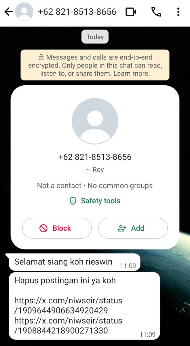 Duh udah kelamaan, jadi beginilah pesan-pesan dari sponsornya.
Hayooo...dapat nomor handphone pribadi saya dari mana ya orang-orang ini? Disuruh siapa nich?

Twitnya yang diminta hapus ada di bawah: