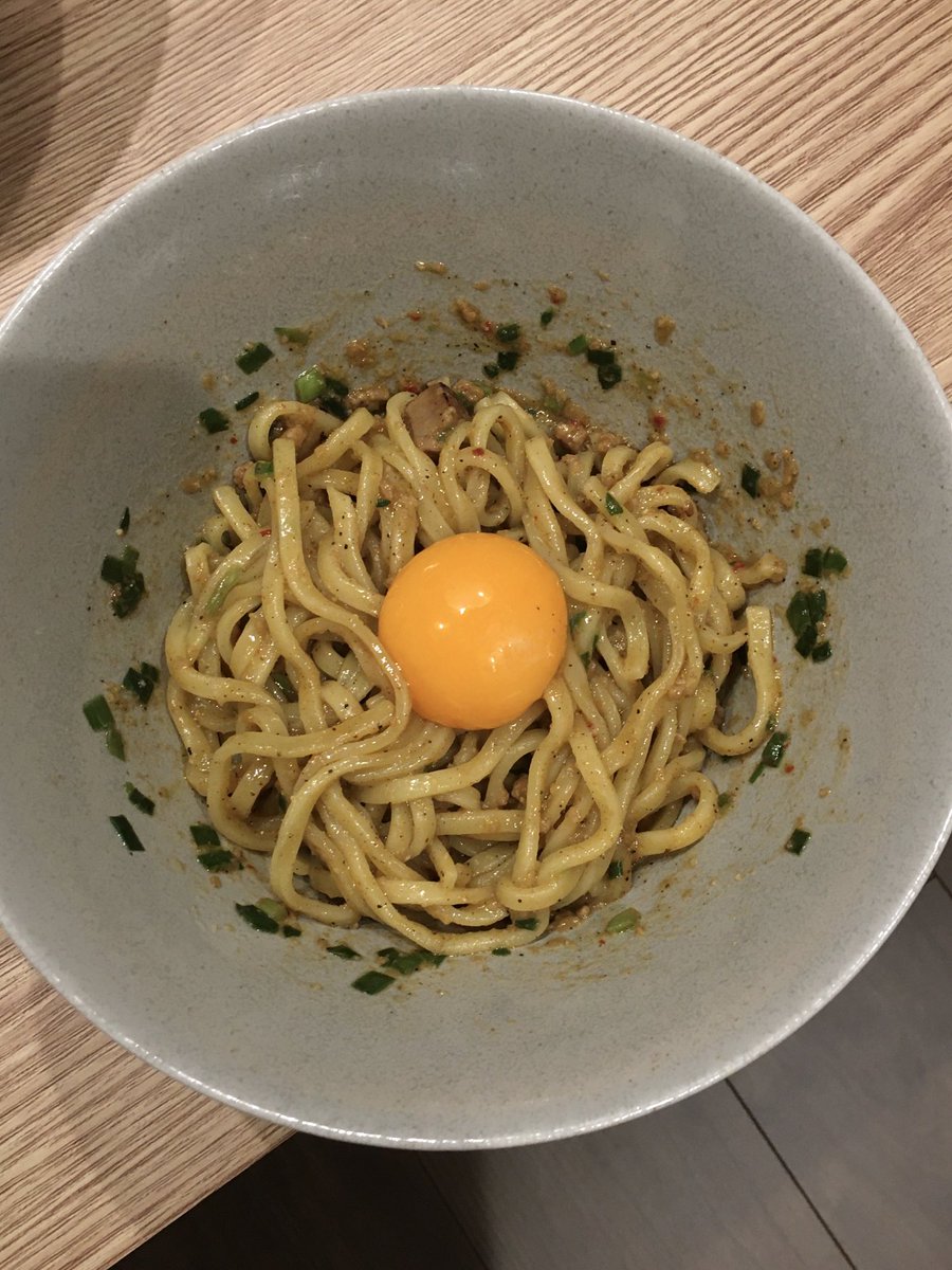 훼미리마트 타이완마제소바 개.강.추
한화로 3000원정도라 가성비 개지림…
끓이는 거 아니고 전자렌지 조리라 초간단!!!!!
노른자 올려먹으면 걍 식당에서 파는 맛이긔
면 요리 중에서 마제소바 젤 좋아하는데
진짜 너무 싸고 맛있고 간단합니다…😻😻😻