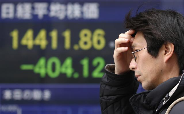 日本其实当年也有现在中国这种感觉。
1986年，日本出口占全球10%，从电子到汽车几乎全是他们的。
那时候中国刚开始学做衣服，日本已经把Walkman卖到全世界了。
但后来呢？失去的30年，老龄化、泡沫、过度管制……
今天只剩3%的全球出口占比。

中国上来了。