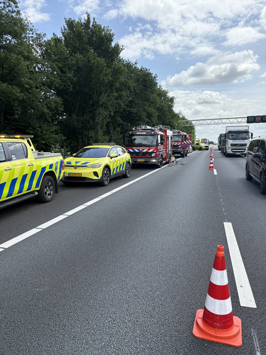 WIS_Marcel_'s tweet photo. Op de #A2 Li 216,5 bij #Wessem sta ik bij een π waarbij de diesel tank lek is geslagen door een afgevallen pallet. Ook zijn er meerdere autoβs beschadigd. Brandweer, bergers, ZOAB-cleaner en de aannemer is ter plaatse om alles op te ruimen. @RWSverkeersinfo #Weginspecteur #RWS https://t.co/QPmJ8BK0vt