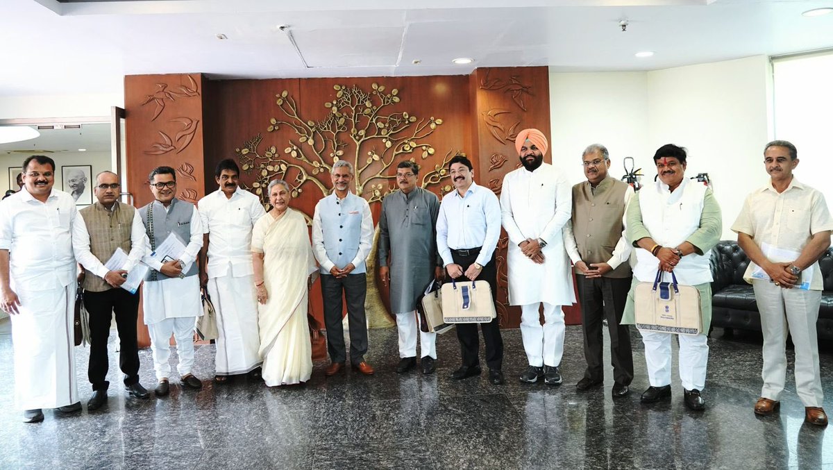 kcvenugopalmp's tweet photo. Attended the Consultative Committee meeting of the Ministry of External Affairs today in Delhi to discuss cross-border terrorism. https://t.co/LdMzhqfZeb