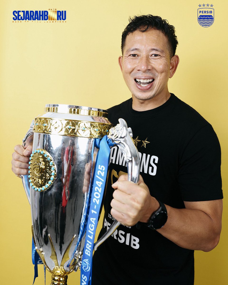 persib's tweet photo. Mereka mungkin tak mencetak gol atau melakukan penyelamatan gemilang. Tapi merekalah yang menyiapkan kemenangan. Mereka tidak selalu menjadi sorotan utama, tapi mereka adalah bagian dari #SejarahBiru 

Tactics, trust, teamwork. The true pillars behind PERSIB's glory 🏆💙

#PERSIB #WeArePERSIB