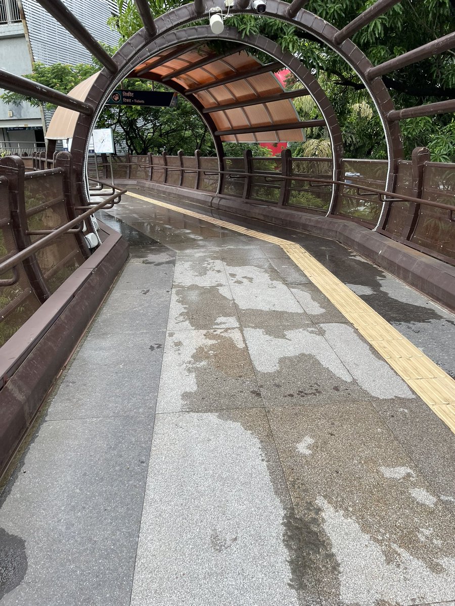 Mrugali3's tweet photo. @metrorailpune incomplete roof construction at Chhatrapati Sambhaji Udyan Metro Station causing significant inconvenience to commuters during the rainy season. https://t.co/c76nSAKEYI