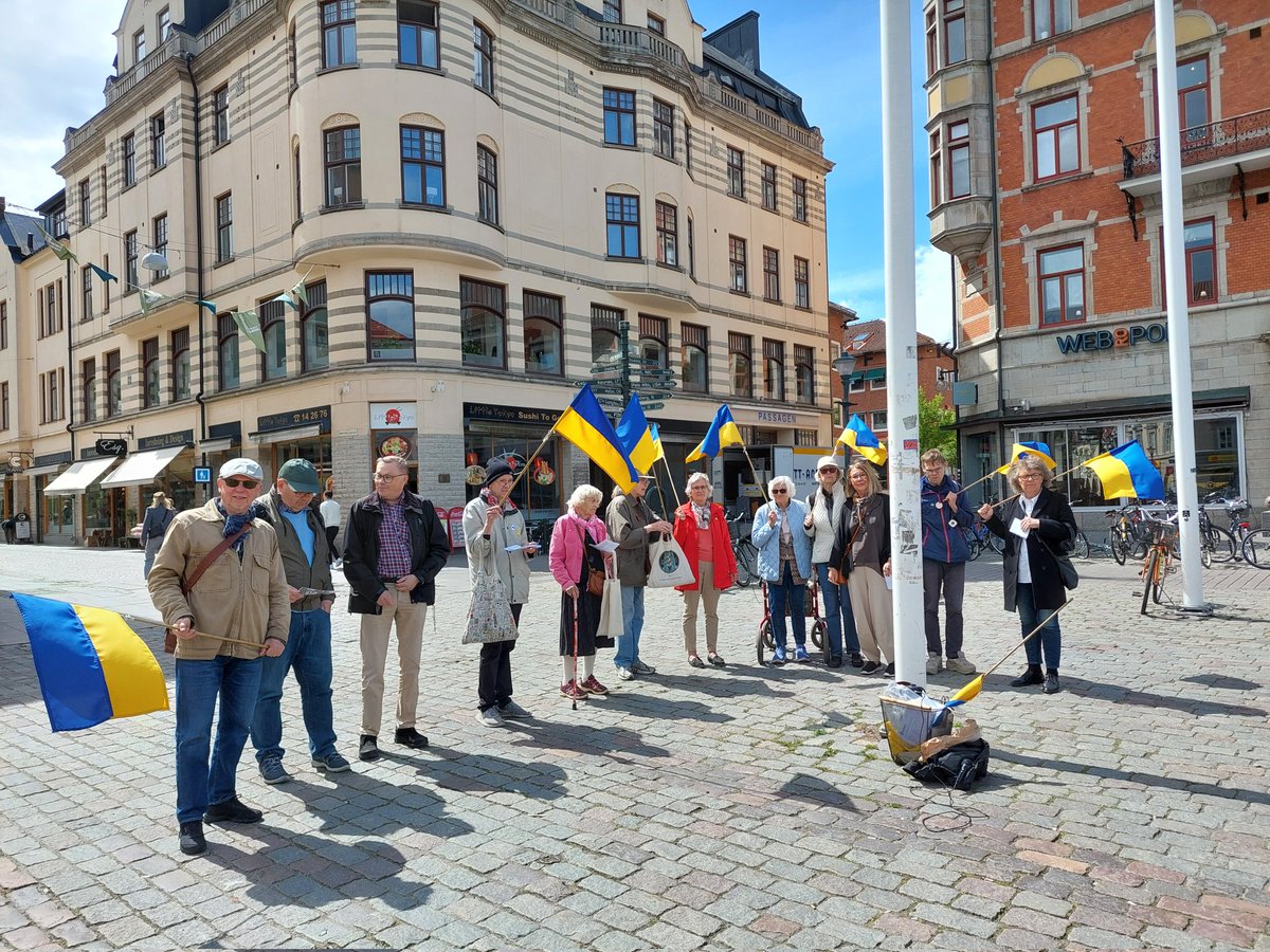 Tack alla som kom till dagens manifestation för #Ukraina på Stora torget i #Linköping! Den sång vi idag provade för första gången är "Odna kalyna" med Sofia Rotaru, youtube.com/watch?v=1TQvls…
#Måndagsrörelsen