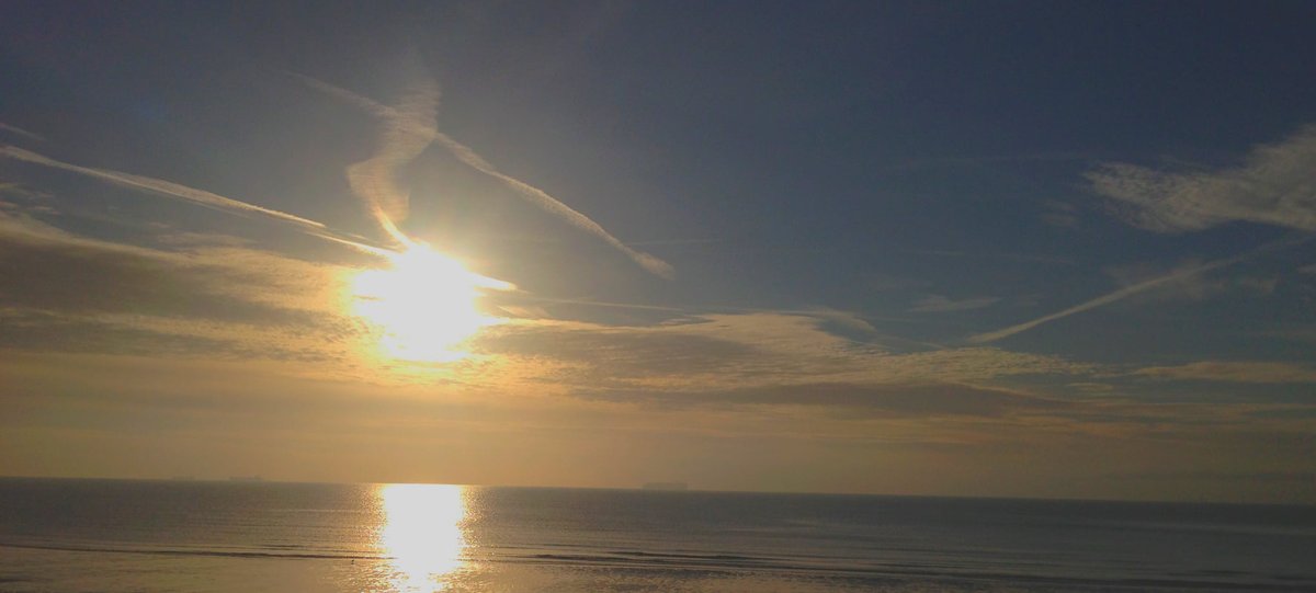 AmberOfWight's tweet photo. Quick check in with my dog-walking friends this morning, and one said:
"I love working and being out and about this early; you get to hear the birds singing, and watch amazing sunrises."
Yes. Absolutely yes. I want to be you when I grow up. 😃
#IsleofWight #neighbours #community https://t.co/MZRCOJgYyN