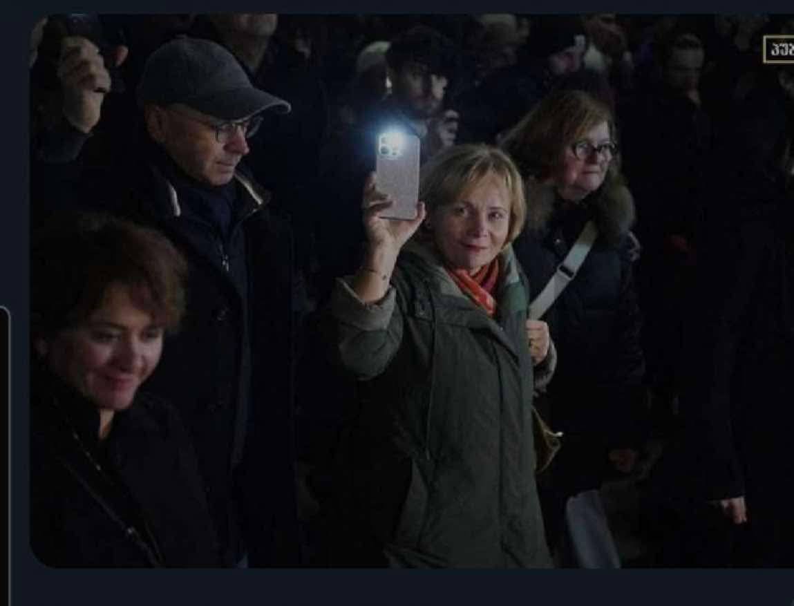 Rasa Juknevičienė (@rjukneviciene) on Twitter photo Happy Independence Day to Georgia!🇬🇪
Today you are continuing the same fight that has been lasting for more than a century.
I stand with all the brave Georgian people who demand what they deserve - freedom, democracy, and a pro-European future of their country.
<a href="/Zourabichvili_S/">Salome Zourabichvili</a> Happy Independence Day to Georgia!🇬🇪
Today you are continuing the same fight that has been lasting for more than a century.
I stand with all the brave Georgian people who demand what they deserve - freedom, democracy, and a pro-European future of their country.
<a href="/Zourabichvili_S/">Salome Zourabichvili</a>