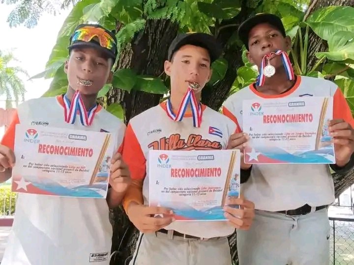 #VillaClara| 🥈 Recibidos los peloteros medallistas de plata en el Campeonato Nacional categoría 11-12 años.

🎊  Muchas felicidades 

<a href="/DayronDayronpu/">Dayron</a>