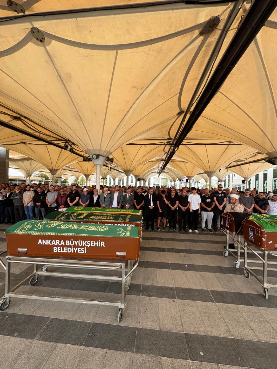 pursaklar_ank's tweet photo. Kaymakamımız Üzeyir Aziz Özeren ve Belediye Başkanımız Ertuğrul Çetin Şehidimiz Adıgüzel Kılıç’ın eşi Medine Kılıç’ın babası İbrahim Coşgun’un cenaze törenine katıldılar.
Merhuma Allah’tan rahmet; ailesine ve yakınlarına başsağlığı dileriz. https://t.co/m7L6jy77yl