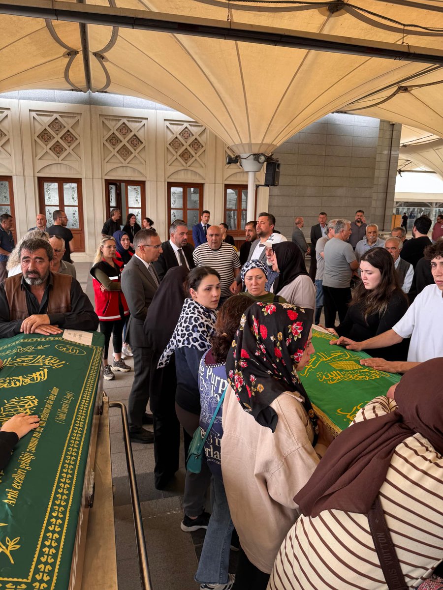 pursaklar_ank's tweet photo. Kaymakamımız Üzeyir Aziz Özeren ve Belediye Başkanımız Ertuğrul Çetin Şehidimiz Adıgüzel Kılıç’ın eşi Medine Kılıç’ın babası İbrahim Coşgun’un cenaze törenine katıldılar.
Merhuma Allah’tan rahmet; ailesine ve yakınlarına başsağlığı dileriz. https://t.co/m7L6jy77yl