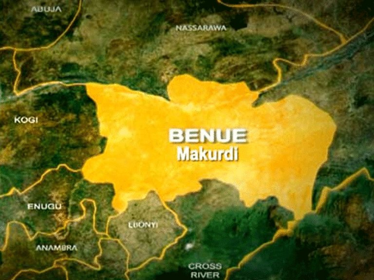 Catholic Priest Shot, Others Abducted by Suspected Herdsmen in Benue. George Okoh in Makurdi Suspected herdsmen at the weekend shot a Catholic priest, Rev Fr. Solomom Atongo, on the volatile Makudi-Naka road in Benue State. A statement issued by Rev.... ow.ly/iNOp106a2j9