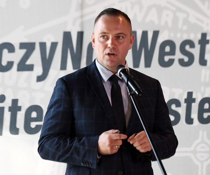 Ui! PiS-Kandidat Nawrocki hat damals als Türsteher für Gäste des Grand Hotels in Sopot Prosituierte organisiert, berichten Medien anhand von Zeugen. #Polen