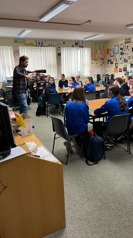 Baineadh as-sult as an gceardlann scríbhneoireachta le Dubhán Ó Longáin, file agus gearrscéalaí as Dún na nGall a cuireadh  i láthair le déanaí. #gaeilge #foghlaimteangacha <a href="/CeistTrust/">CEIST</a> <a href="/Gaelbhratach_/">Gaelbhratach</a>