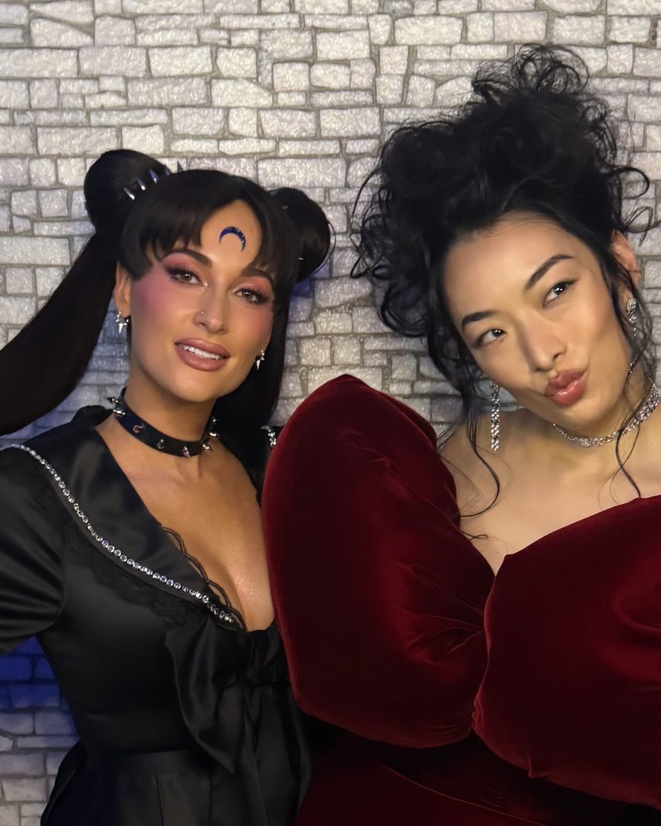KaceyAccess's tweet image. Kacey Musgraves and Rina Sawayama backstage at the Crunchyroll #AnimeAwards.