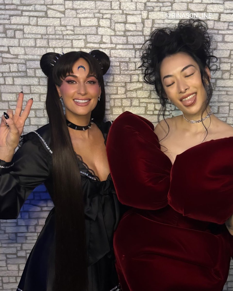 KaceyAccess's tweet image. Kacey Musgraves and Rina Sawayama backstage at the Crunchyroll #AnimeAwards.