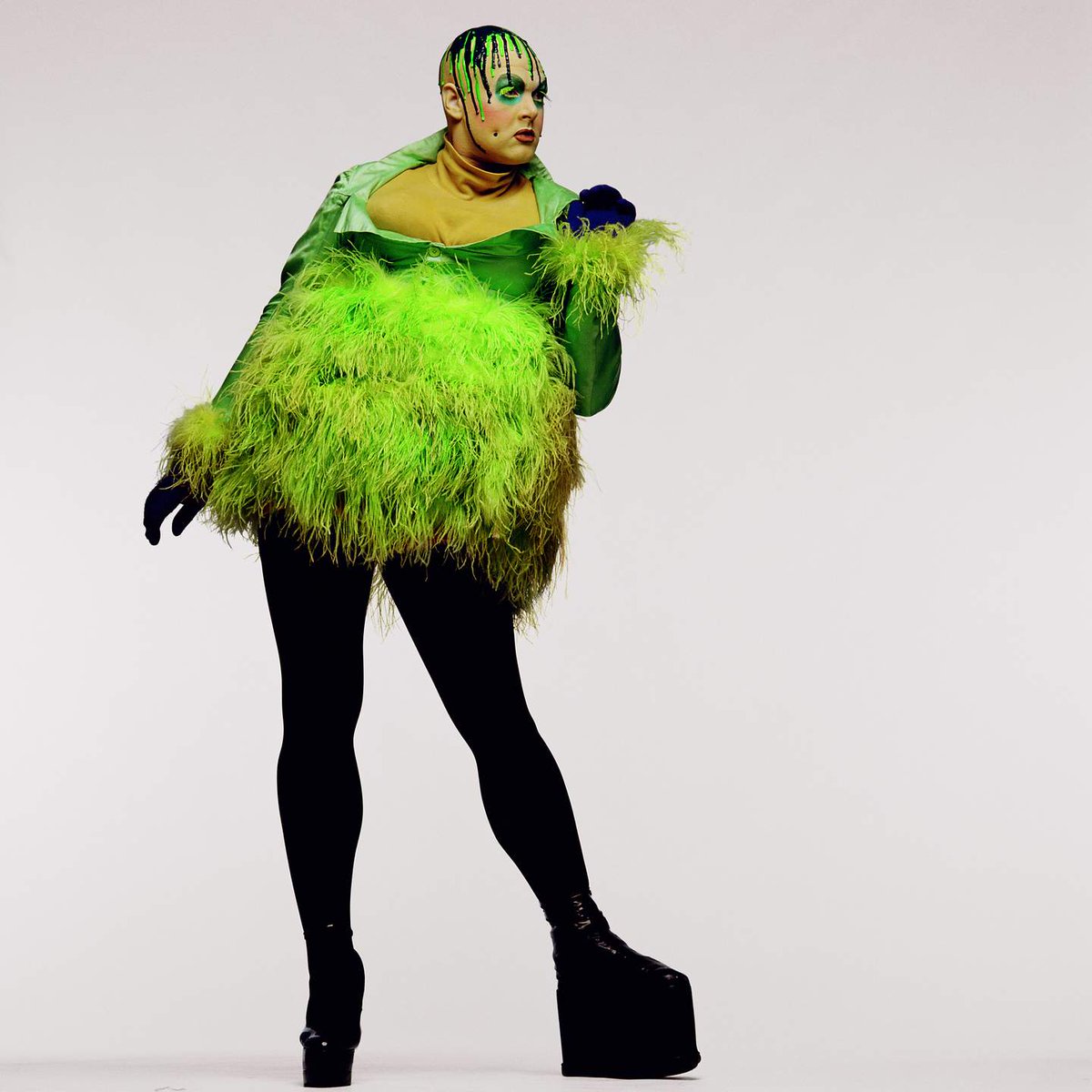 Célèbre pour ses extravagances esthétiques, Leigh Bowery est considéré comme une figure majeure de l'art et de la mode dans les années 1980 et 1990, la Tate Modern de Londres lui rend hommage avec une exposition inédite : aides.org/actualite/lact…