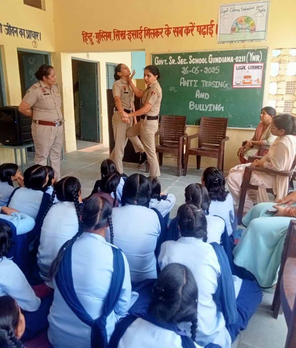 जिला पुलिस की सेफ सिटी टीम ने शैक्षणिक स्थानो मे छात्राओ को किया जागरूक।ASI नीलम ने राजकीय वरिष्ठ माध्यमिक विद्यालय गु़ंदियाना में छात्राओ को महिला विरुद्ध होने वाले अपराधो,दुर्गा शक्ति,डायल-112,सैल्फ डिफेन्स,गुड टच-बैड टच बारे दी जानकारी। छात्राओं को आत्मरक्षा का दिया प्रशिक्षण।