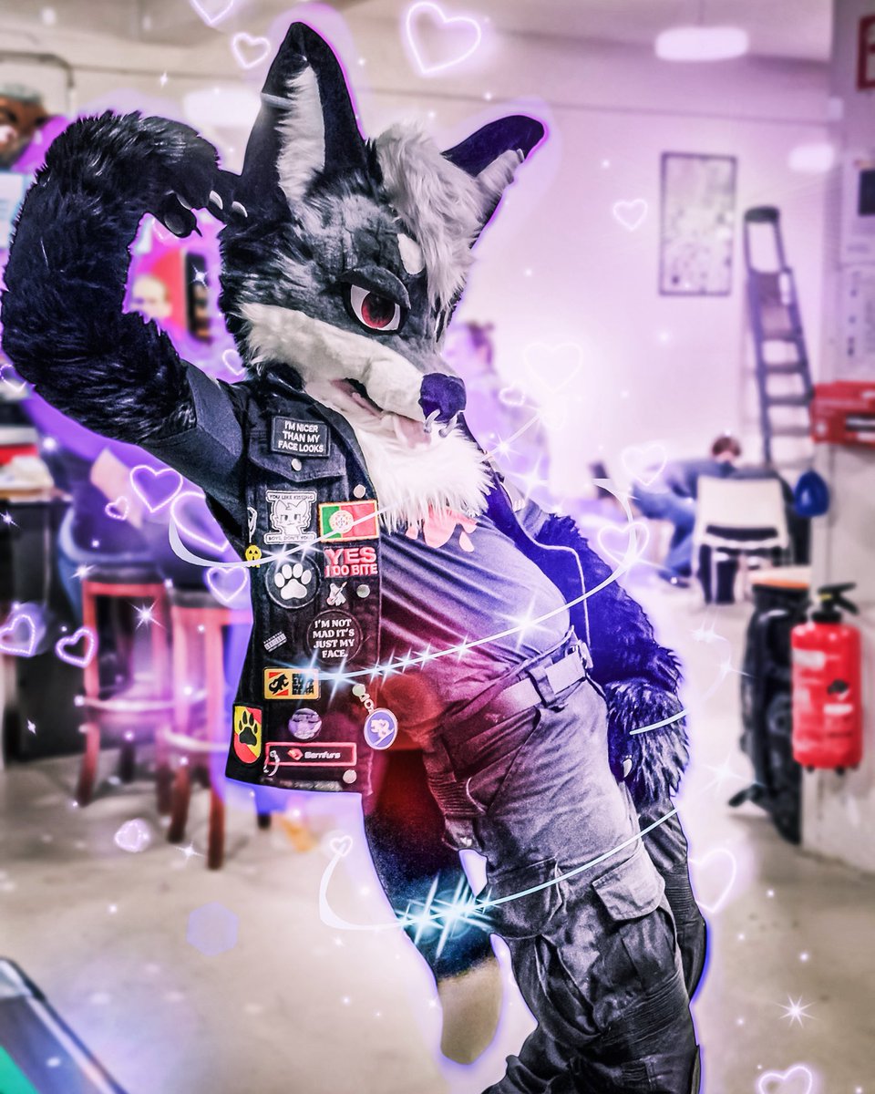 Dancing Wolf 🐺 🎶 

#furry #fursuit #FursuitEveryday #wolf