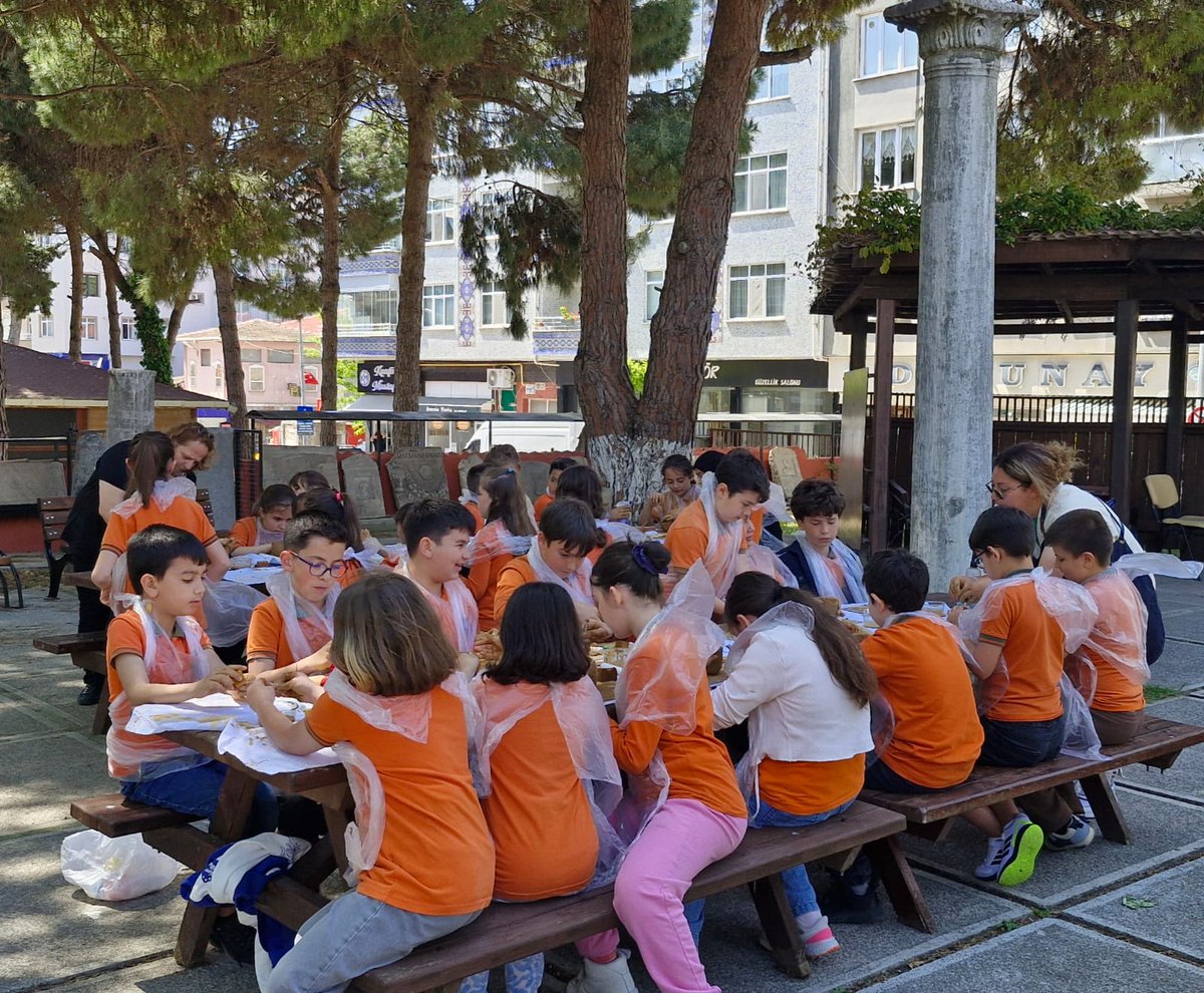 Müzeler Haftası etkinlikleri kapsamında öğrencilerimiz Sinop Arkeoloji Müzesi bahçesinde seramik etkinliği yaptılar. Hamura şekil veren minik eller yaparak yaşayarak  keyifli bir gün geçirdiler.
<a href="/TCSinopValiligi/">T.C. Sinop Valiliği</a>
<a href="/sinopilmem/">Sinop Milli Eğitim Müdürlüğü</a>