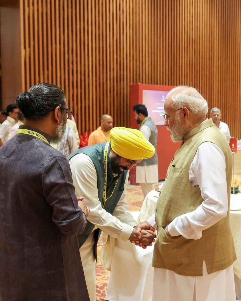 ਕੀ ਭਗਵੰਤ ਸਿੰਘ ਮਾਨ ਸ੍ਰੀ ਮੋਦੀ ਅੱਗੇ ਅੱਧਾ ਝੁੱਕ ਕੇ ਅਤੇ ਕੇਜਰੀਵਾਲ ਦੇ ਪੈਰਾਂ ਵਿਚ ਪੈ ਕੇ ਪੰਜਾਬ ਅਤੇ ਸਿੱਖ ਕੌਮ ਦੀ ਅਣਖ ਨੂੰ ਕਾਇਮ ਰੱਖ ਸਕੇਗਾ?

ਦੁਨਿਆਵੀ ਅਹੁਦੇ ਰੁਤਬੇ ਸਦਾ ਨਹੀ ਰਹਿੰਦੇ ਹੁੰਦੇ, ਫਿਰ ਦਸਤਾਰ ਅਤੇ ਸਿੱਖ ਦੀ ਸ਼ਾਨ ਕੌਮਾਂਤਰੀ ਪੱਧਰ ਤੇ ਕਾਇਮ ਰਹੇ ਇਸ ਲਈ ਪੰਜਾਬ ਦੇ ਮੁੱਖ ਮੰਤਰੀ ਜਾਂ ਸਿਆਸਤਦਾਨਾਂ ਨੂੰ ਅਜਿਹੇ ਸ਼ਰਮਨਾਕ