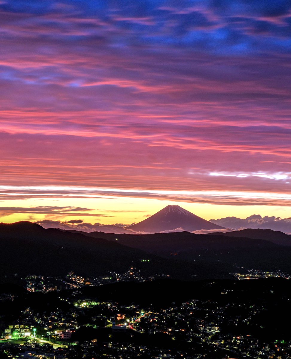 fuji3776m's tweet photo. 昨日の小室山からの夕景です。二焼けが長かったです。伊東市の夜景と組み合わせて撮影しました🤲

マルミ  マグネットスリムフィルター ND64使用 https://t.co/gZJZWG4jK6