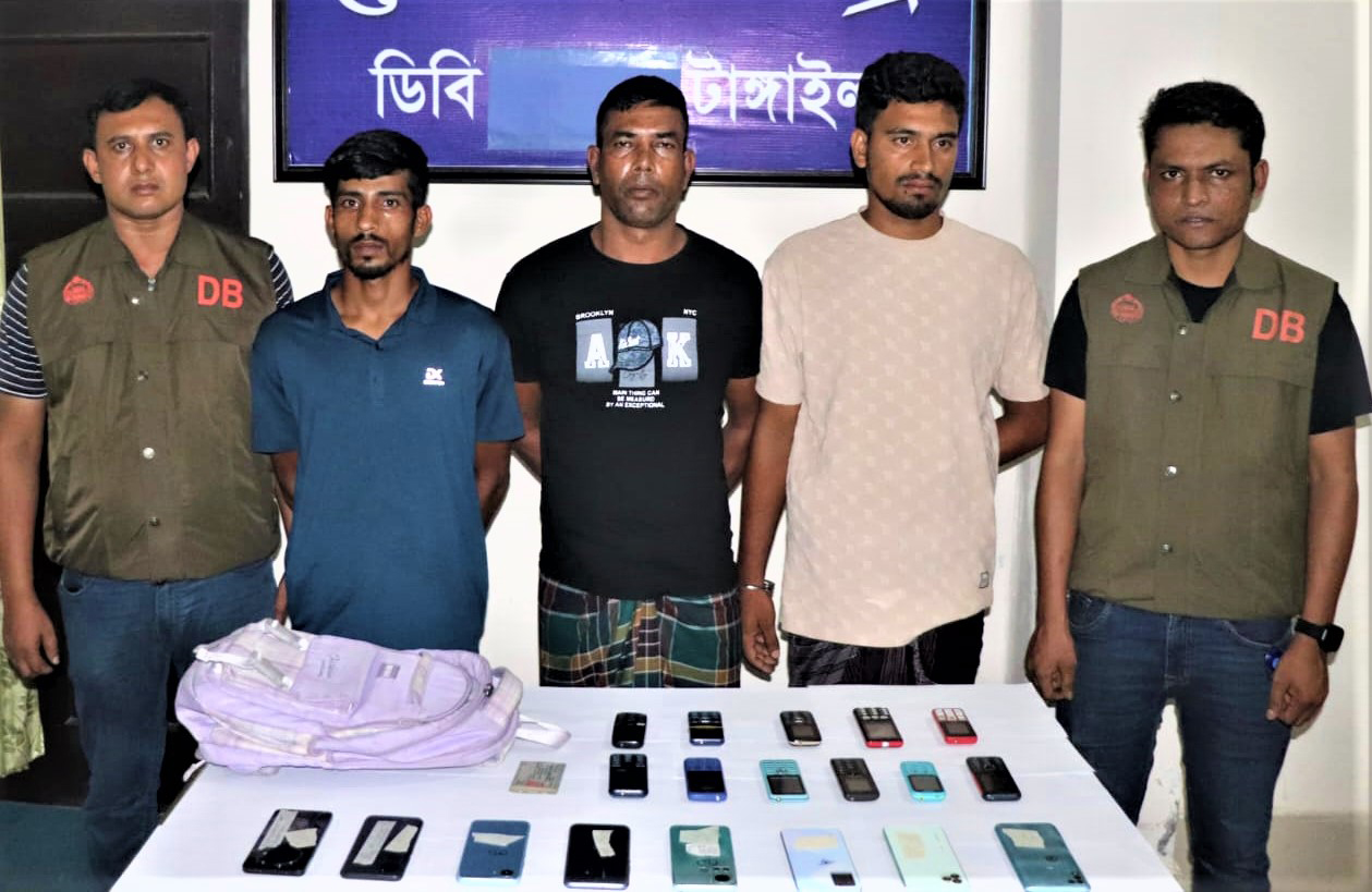 ঢাকা-টাঙ্গাইল মহাসড়কে বাসে ডাকাতির ঘটনায় গ্রেফতার ৩