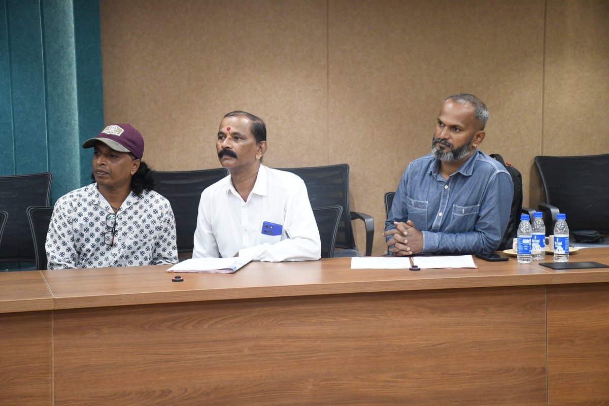 सिंधुदुर्गमधील दशावतार कलावंतांच्या समस्यांबाबत आमदार निलेश राणे यांच्या पुढाकाराने कलावंतांच्या शिष्टमंडळाने पु. ल. देशपांडे कला अकादमी येथे भेट घेतली.

या शिष्टमंडळाने दशावतार कलावंतांचे वर्षानुवर्षे प्रलंबित असलेले प्रश्न मांडले. हे प्रश्न समजून घेत, त्यावर लवकरच ठोस उपाययोजना